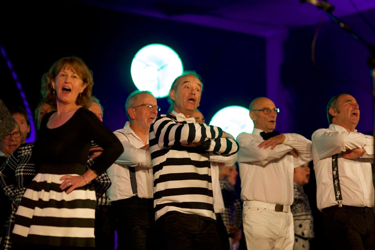 Groupe complet scène pourpre posture joyeuse