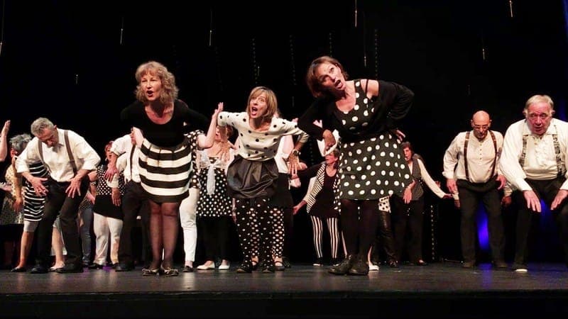 Finale de spectacle — ensemble vocal en acclamation