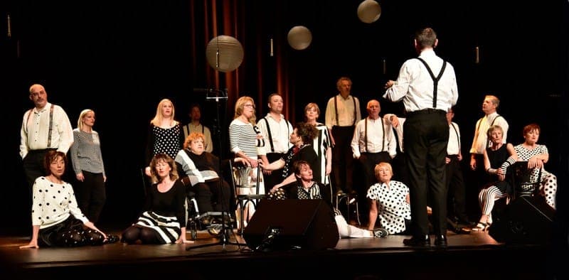 Performance musicale — ensemble vocal en mise en scène fantaisiste