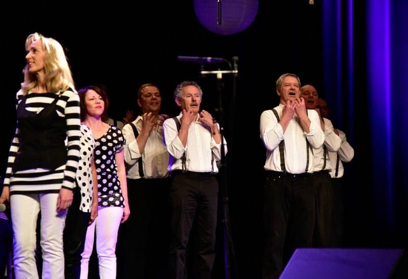 Gros plan — choristes en performance musicale