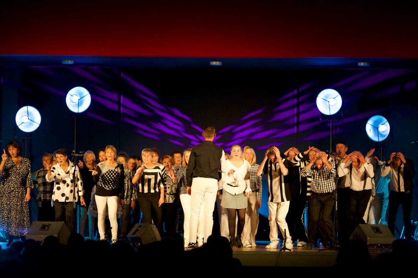Groupe scène lumières géométriques bleues blanches