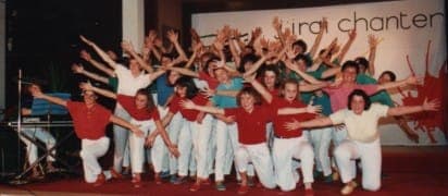 Groupe de jeunes choristes en tenue scénique rouge